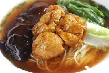 Vejetaryen erişte tabağı, yakından görmek