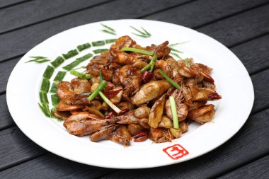 Restoran plaka closeup kızarmış karides bölümüyle 