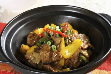 Kızarmış domuz dolmalık biber, yakından görmek ile karıştırın 