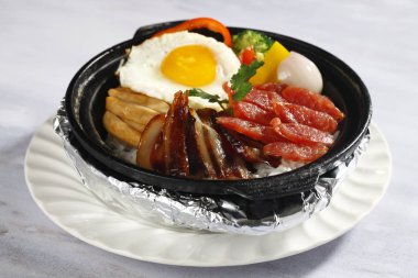 Barbekü domuz eti kase haşlanmış pirinç tablo içinde