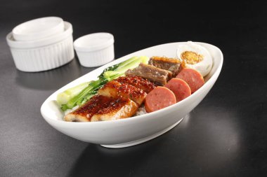 Unagi ve pirinç beyaz tabakta üzerine dilimlenmiş domuz closeup