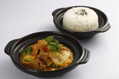 Köri soslu pişmiş sığır etli plaka closeup