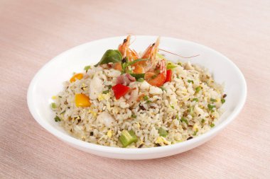 Mutfak masasının üzerinde kızarmış pilav kısmı. Geleneksel Çin yemeği