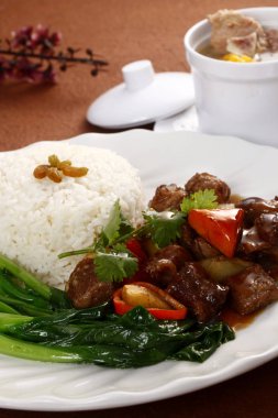 Masada pilavlı domuz eti güveç ile beyaz plaka 