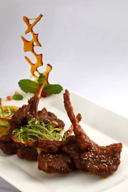 Pişmiş kuzu etli beyaz tabak closeup