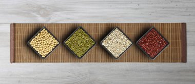 Ahşap arka plan üzerinde çeşitli tahıl closeup 