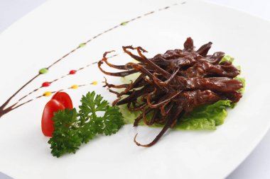 Closeup pişirilmiş ördek dil ve mutfak masasının üzerinde sebze ile servis tabağı. Geleneksel Çin yemeği  