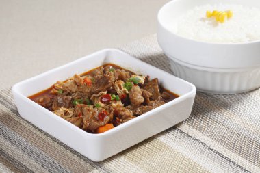 Mutfak masasında Pirinç levhalar sığır eti güveç