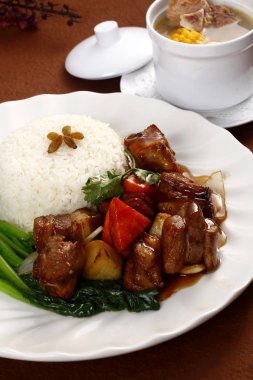 Masada pilavlı domuz eti güveç ile beyaz plaka 