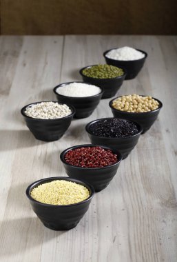 Ahşap arka plan üzerinde çeşitli tahıl closeup 