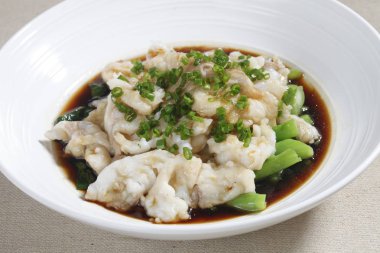 Closeup pişmiş Buhar balık masada bulunan restoran bölümünün