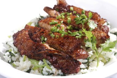 Pişmiş domuz pirzolası beyaz tabakta closeup 