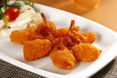 Restoran plaka closeup kızarmış karides bölümüyle 