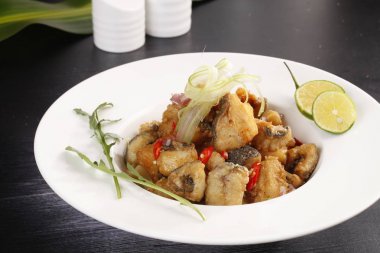 Tatlı limon ile hazırlanan morina ile beyaz plaka 