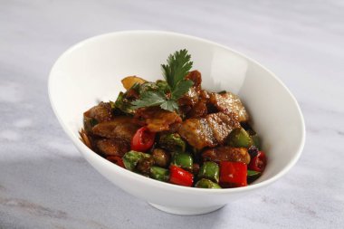 Baharatlı kızarmış domuz eti beyaz kase