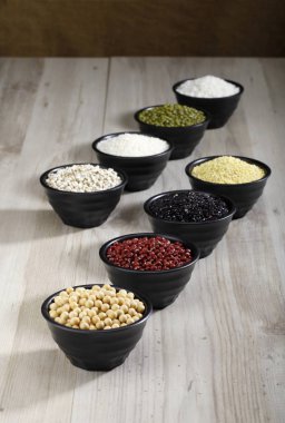 Ahşap arka plan üzerinde çeşitli tahıl closeup 