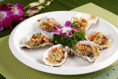 Plaka restoran masada hazır istiridye ve