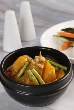 Köri soslu pişmiş sığır etli plaka closeup