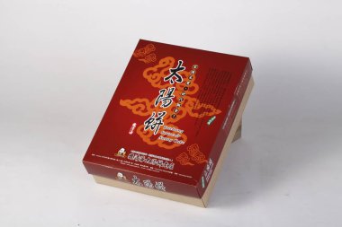 Hediye-kutusu beyaz arka plan üzerinde izole pasta ile closeup 