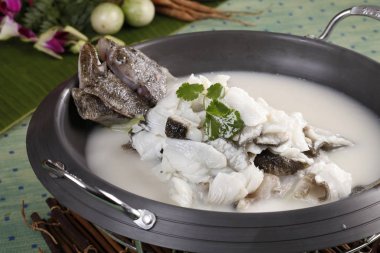 Balık çorbası masada siyah kase closeup