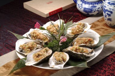 Plaka restoran masada hazır istiridye ve