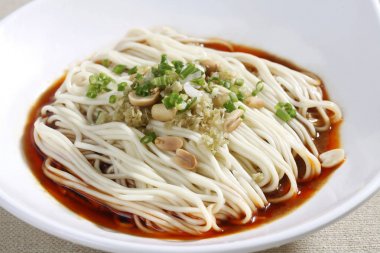 Baharatlı erişte yemek, yakından görmek