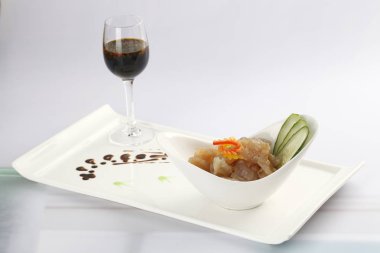 Hazırlanan denizanası ve masada kırmızı şarap ile beyaz plaka