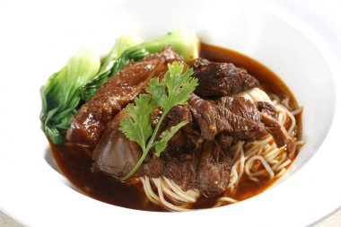 Sığır eti ile kase closeup şehriye çorbası masada