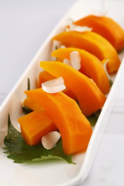 Beyaz plaka üzerinde kabak tatlısı closeup. Geleneksel Çin yemeği