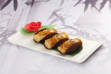 Barbekü closeup set mutfak masasında puffs