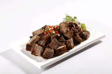 tofu beyaz tabakta görmek