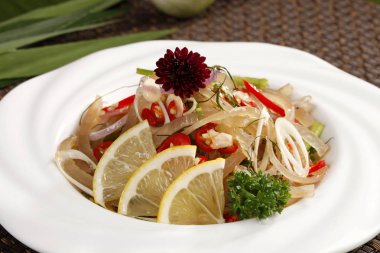 Closeup restoran salata Servis tabağına, mutfak masa arka plan yaptı.