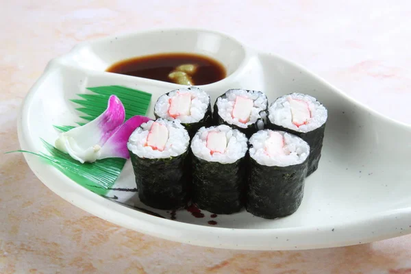 Primer Plano Del Plato Con Rollo Sushi Mesa —  Fotos de Stock