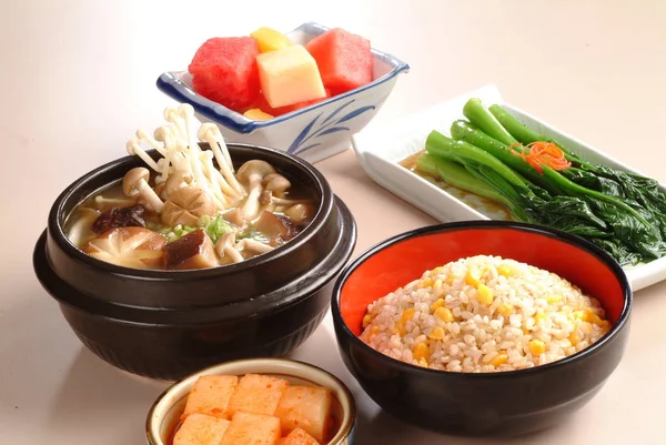 Porzione Riso Fritto Sul Tavolo Della Cucina Cibo Tradizionale Cinese — Foto Stock