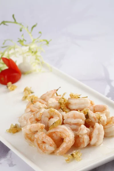 Primer Plano Del Plato Blanco Con Porción Camarones Cocidos Con —  Fotos de Stock