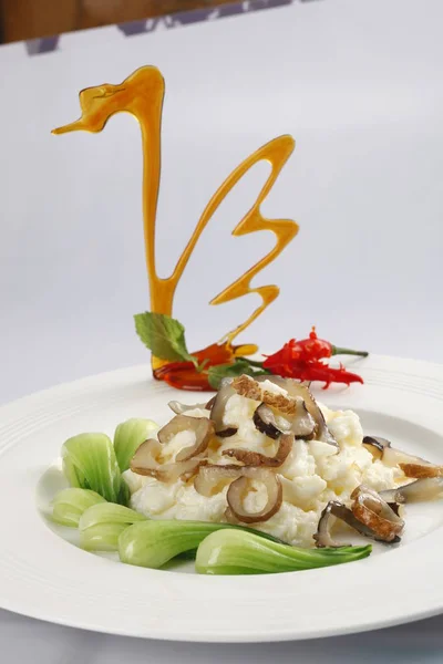 用白盘子煮熟的蜗牛与蔬菜特写 — 图库照片