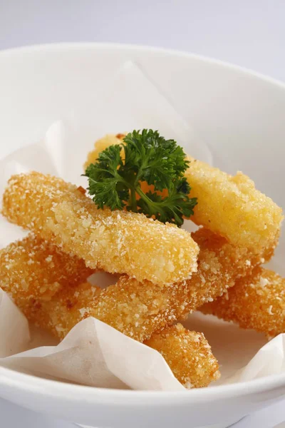 Tablo üzerinde kızarmış balıkla beyaz tabak closeup