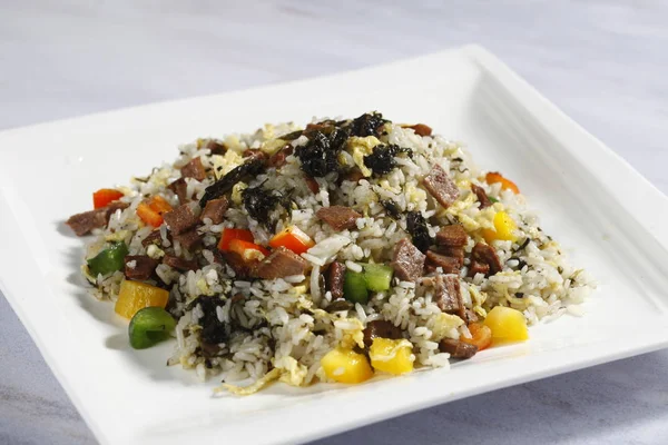 Porção Arroz Frito Mesa Cozinha Comida Tradicional Chinesa — Fotografia de Stock