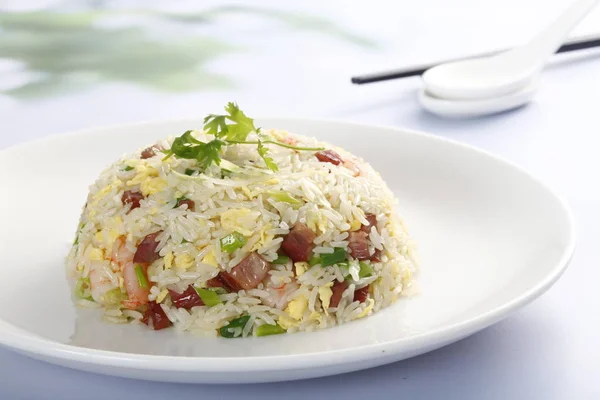 Porção Arroz Frito Mesa Cozinha Comida Tradicional Chinesa — Fotografia de Stock