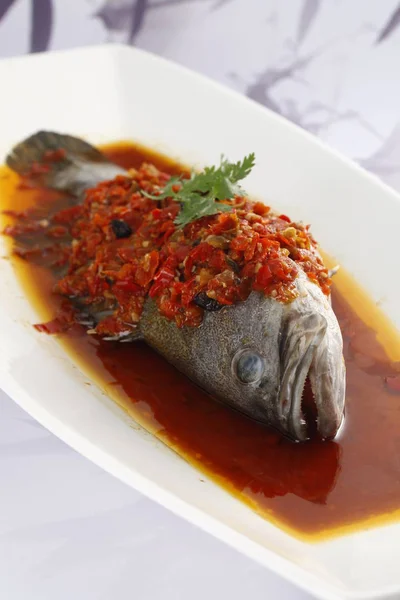 Fechar Prato Com Peixe Cozido — Fotografia de Stock