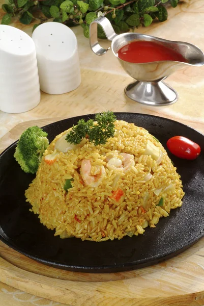 Porção Arroz Frito Mesa Cozinha Comida Tradicional Chinesa — Fotografia de Stock