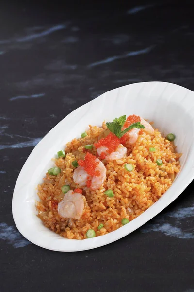 Porção Arroz Frito Mesa Cozinha Comida Tradicional Chinesa — Fotografia de Stock