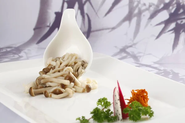 白色盘子上的蘑菇特写 中国传统食品 — 图库照片