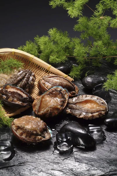 Mutfak masasının üzerinde pişmiş abalone bölümünü closeup