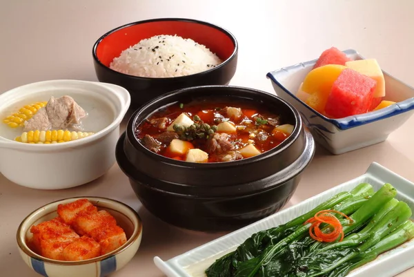 Masanın üzerine yerleştirilen restoran yemek seti 