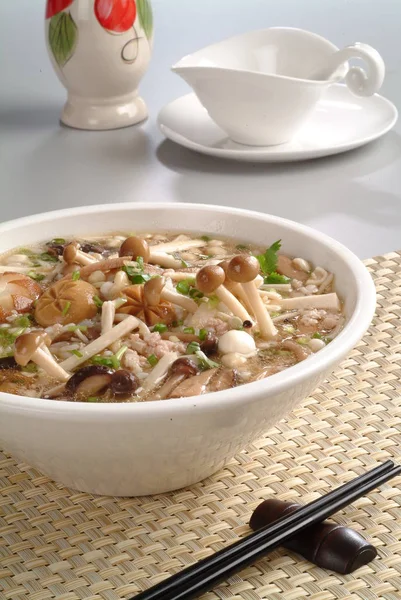 Plaat Noedels Met Champignons Keukentafel — Stockfoto