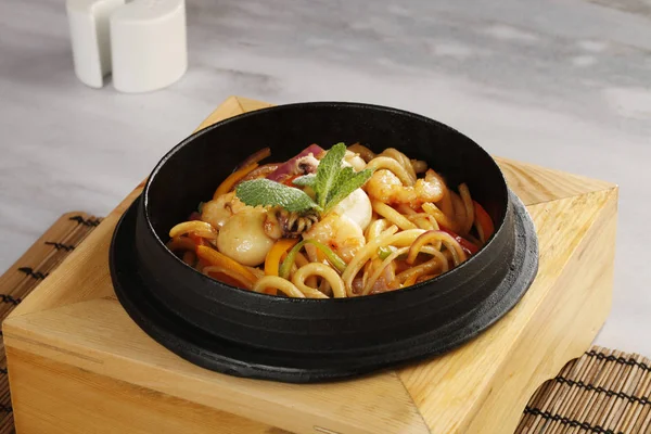 Kızarmış deniz ürünleri udon, yakından görmek 