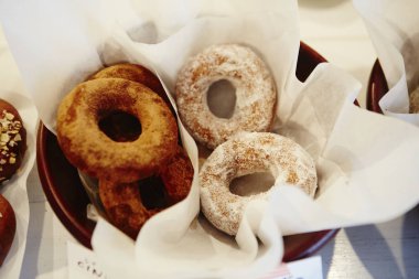 Masanın üzerine lezzetli tatlı 