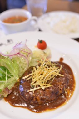 Masanın üstündeki yemeği kapat. 