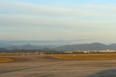 Bulanık dağ arkaplanlı havaalanı manzarası